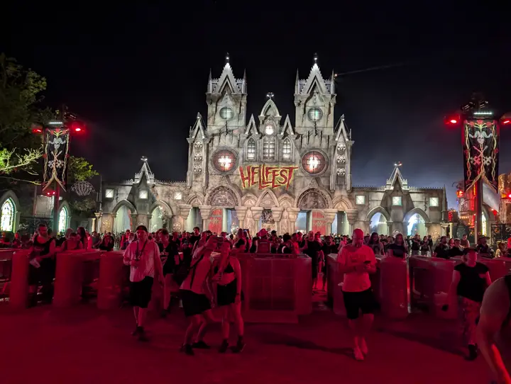 L’entrée du Hellfest, illuminée la nuit