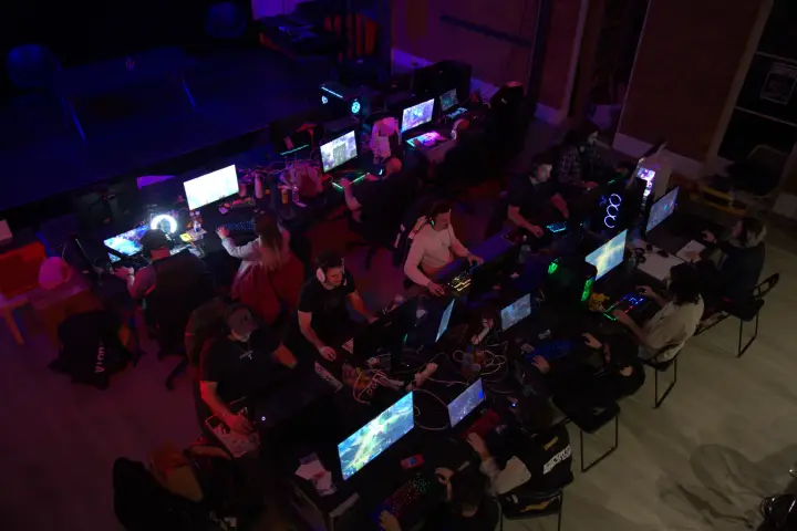 Une salle de LAN, des joueurs devant leurs écrans