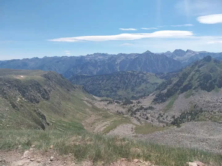 Une vallée verte et des crêtes à perte de vue